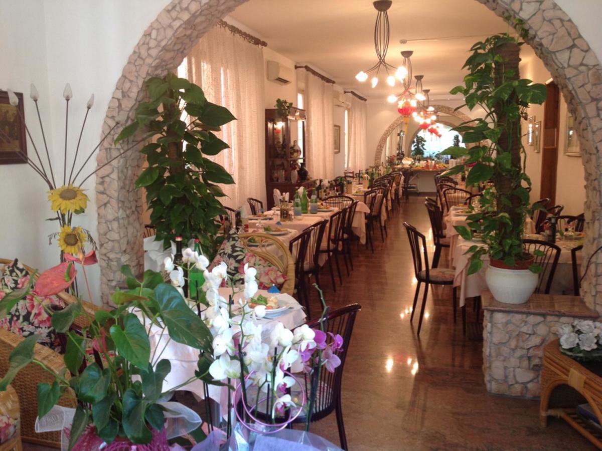 Hotel Pensione Ornella Чезенатико Екстериор снимка