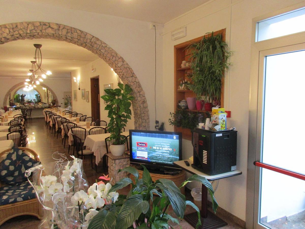 Hotel Pensione Ornella Чезенатико Екстериор снимка