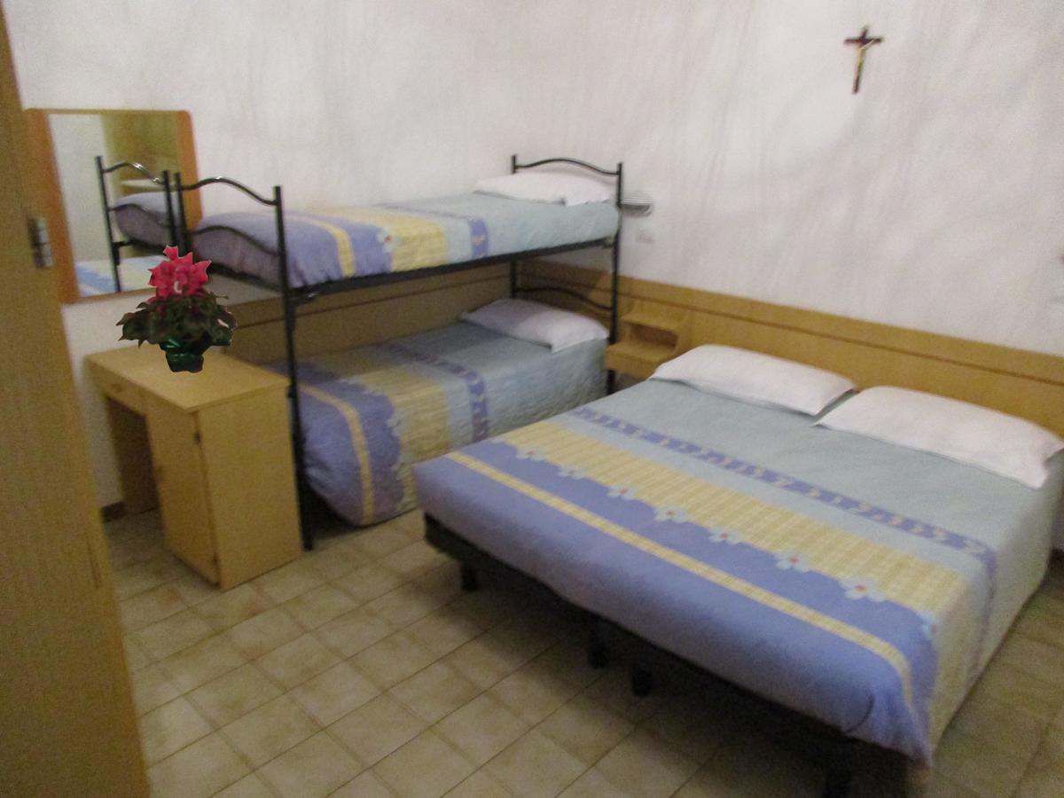 Hotel Pensione Ornella Чезенатико Екстериор снимка