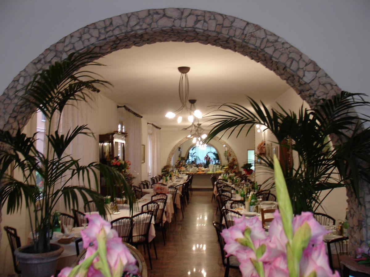 Hotel Pensione Ornella Чезенатико Екстериор снимка