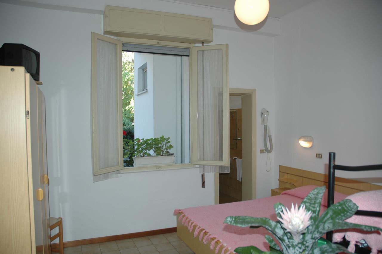 Hotel Pensione Ornella Чезенатико Екстериор снимка