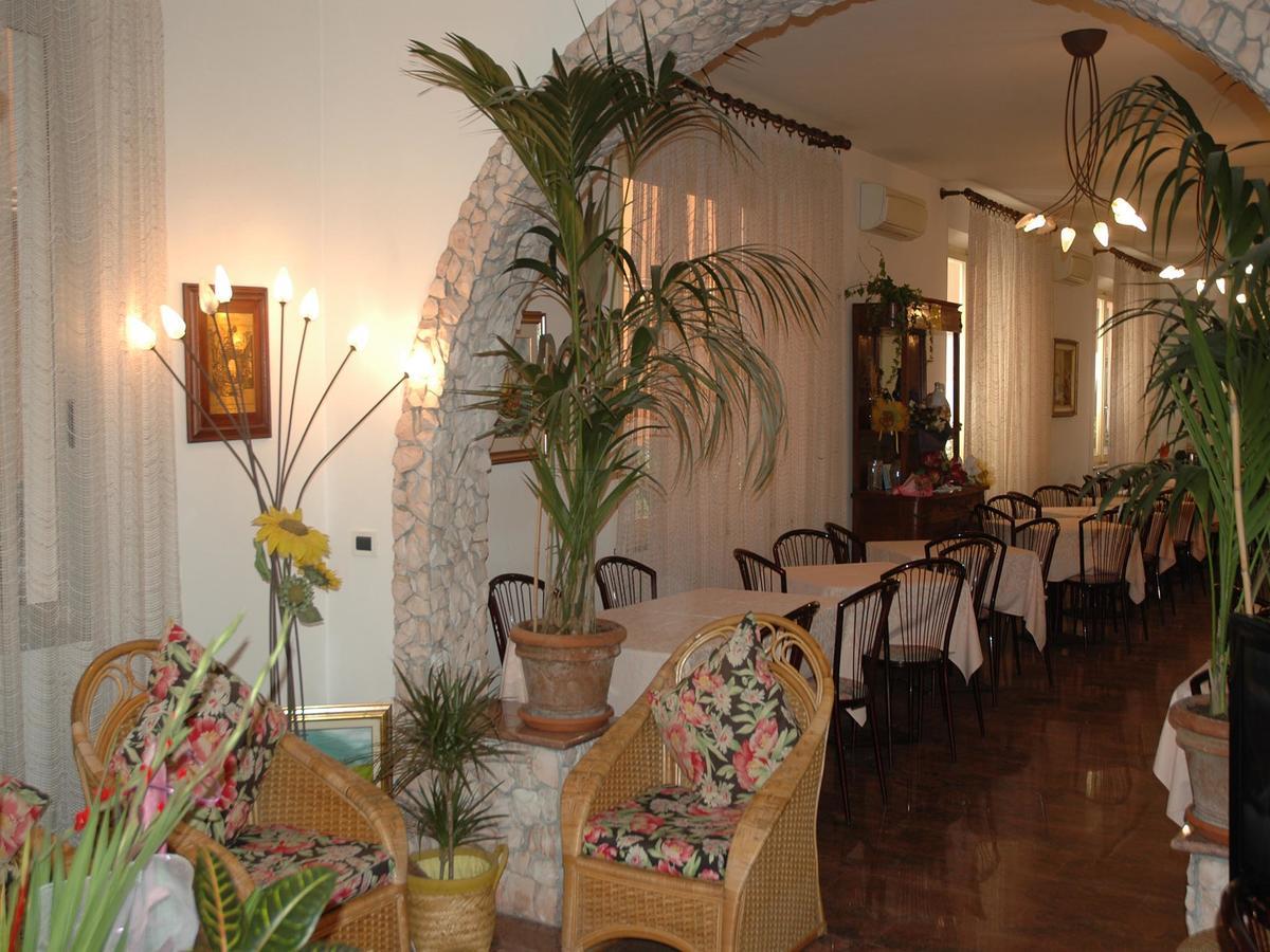 Hotel Pensione Ornella Чезенатико Екстериор снимка