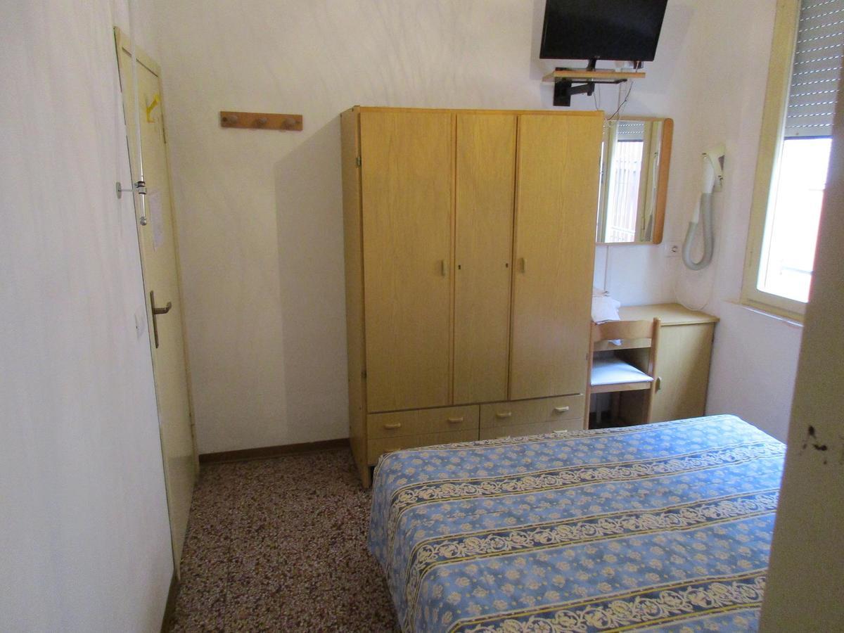 Hotel Pensione Ornella Чезенатико Екстериор снимка